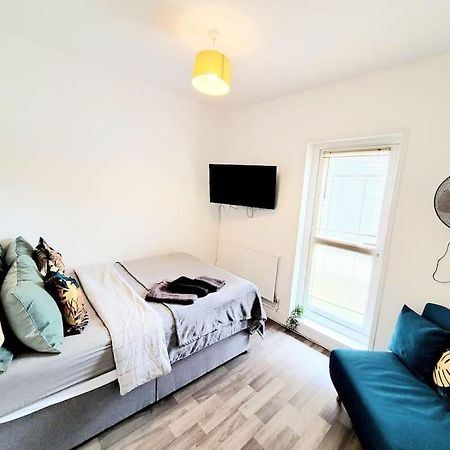 One Bedroom Apartment With A Terrace In Angel Londres Exterior foto