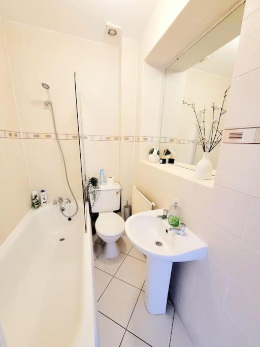 One Bedroom Apartment With A Terrace In Angel Londres Exterior foto